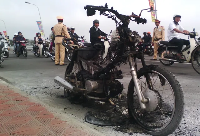 Cháy xe trên cầu, người đi đường hoảng loạn ảnh 1 Cháy xe trên cầu, người đi đường hoảng loạn ảnh 1